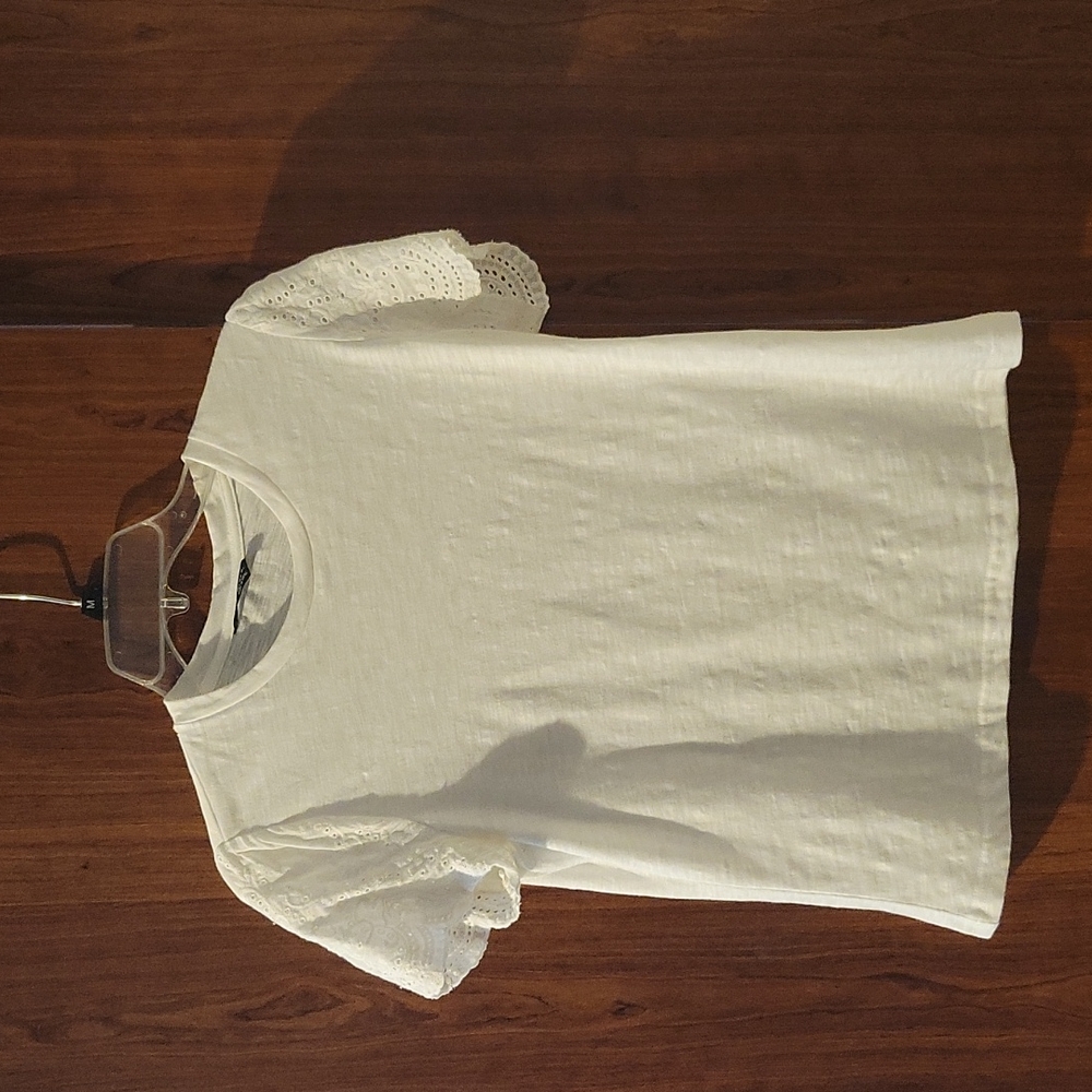 Embrioded solid white tee